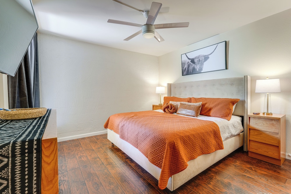 < 1 Mi to Old Town: Scottsdale Condo w/ Balcony