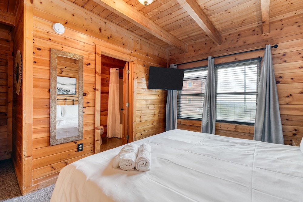 Cozy Cabin Hot Tub Balcony Golf Simulator Near Pigeon Forge Smoky Mountain Group Retreat Mountains Are Calling by Avantstay