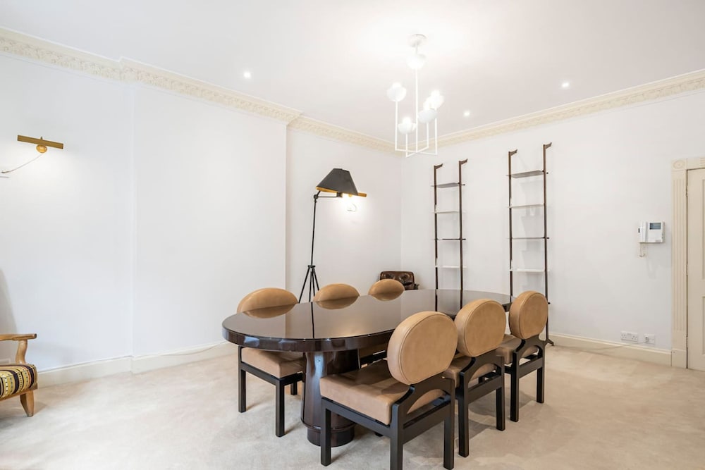 Luxury 3BR Mayfair Apartment Near Green Park