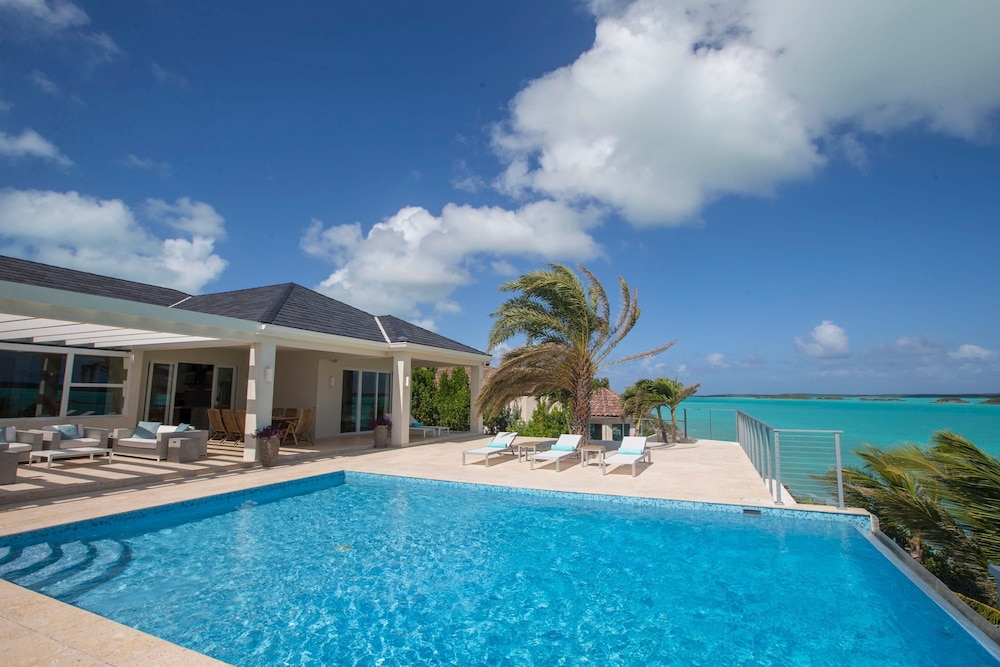 5 BR Waterfront Villa On Chalk Sound Blue Water