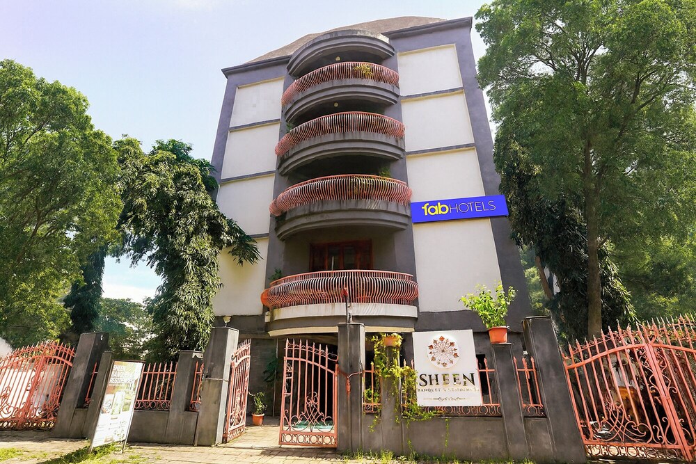 Fabhotel Sheen Residences
