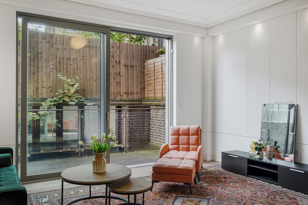 Spacious 5 Bdrm Townhouse in Camden