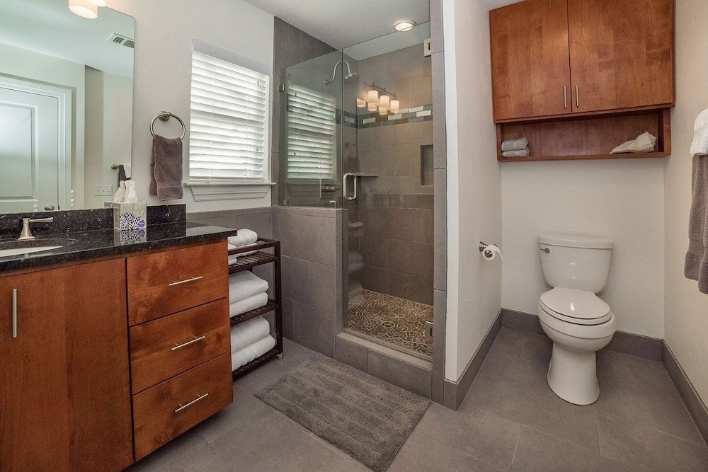 Anchorage Haus 3 Bedroom Home by RedAwning view 2