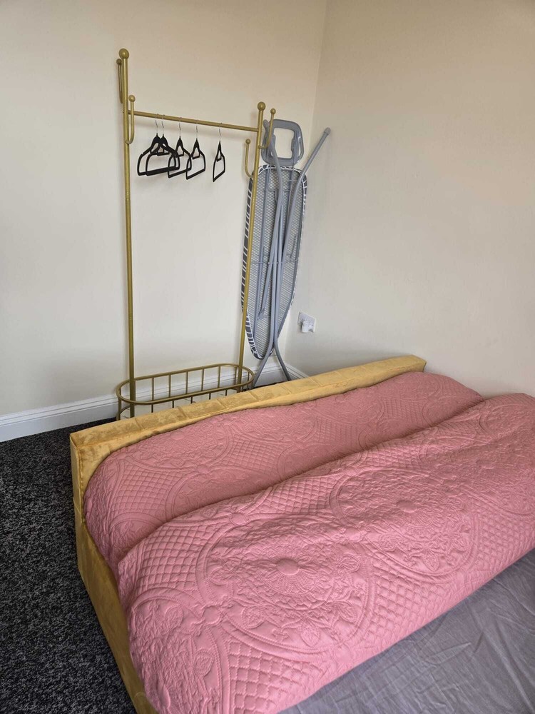 Charming Wolverhampton Apartment With Private Entrance