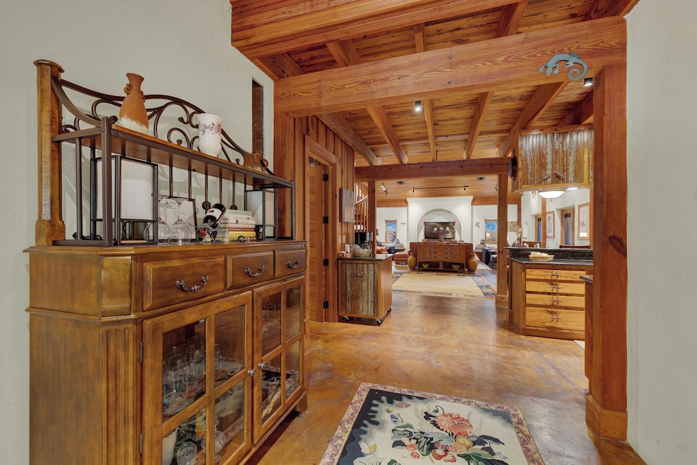 The Willows Retreat - Sleeps 17, Hot-tubs, Close to Main Street!