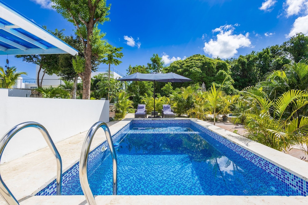 New Modern 2-lvl Punta Cana Villa in Gated Community With Private Pool Rooftop Jacuzzi