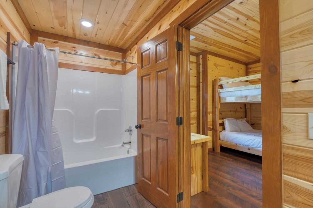 Dolly's Lodge by Avantstay Sleeps 28 - Luxe Smokies Cabin Game Room, Hot Tub, Views, Near Attractions