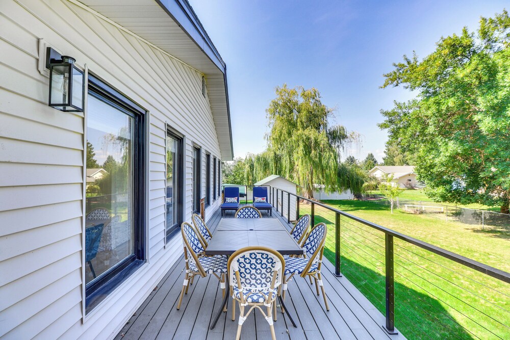 Kalispell Gem: Deck, Yard & Fireplace view 2