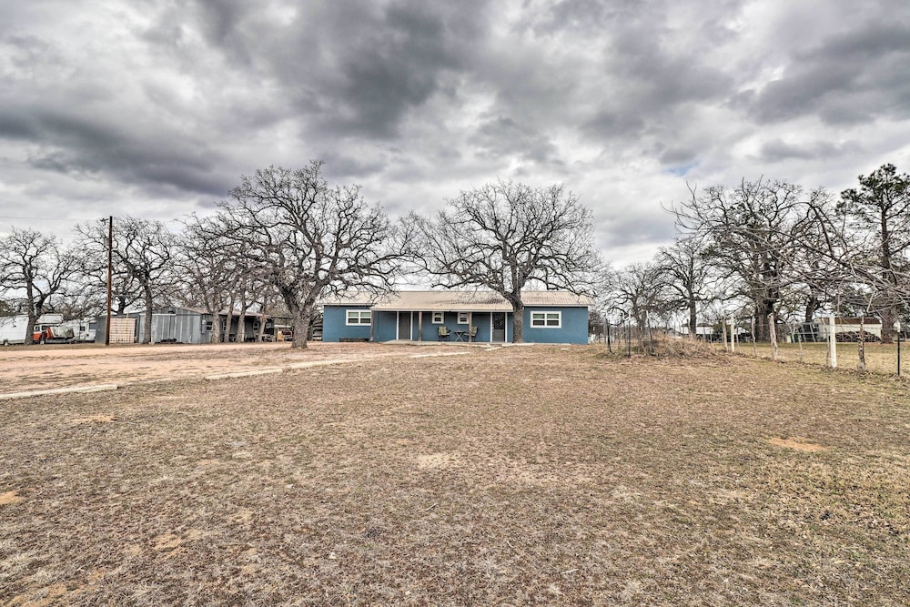Welcoming Tow Home ~ 1 Mi to Lake Buchanan! view 2