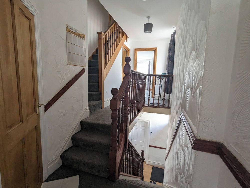 Family-sized Comfort - Walk to Lake & City Centre