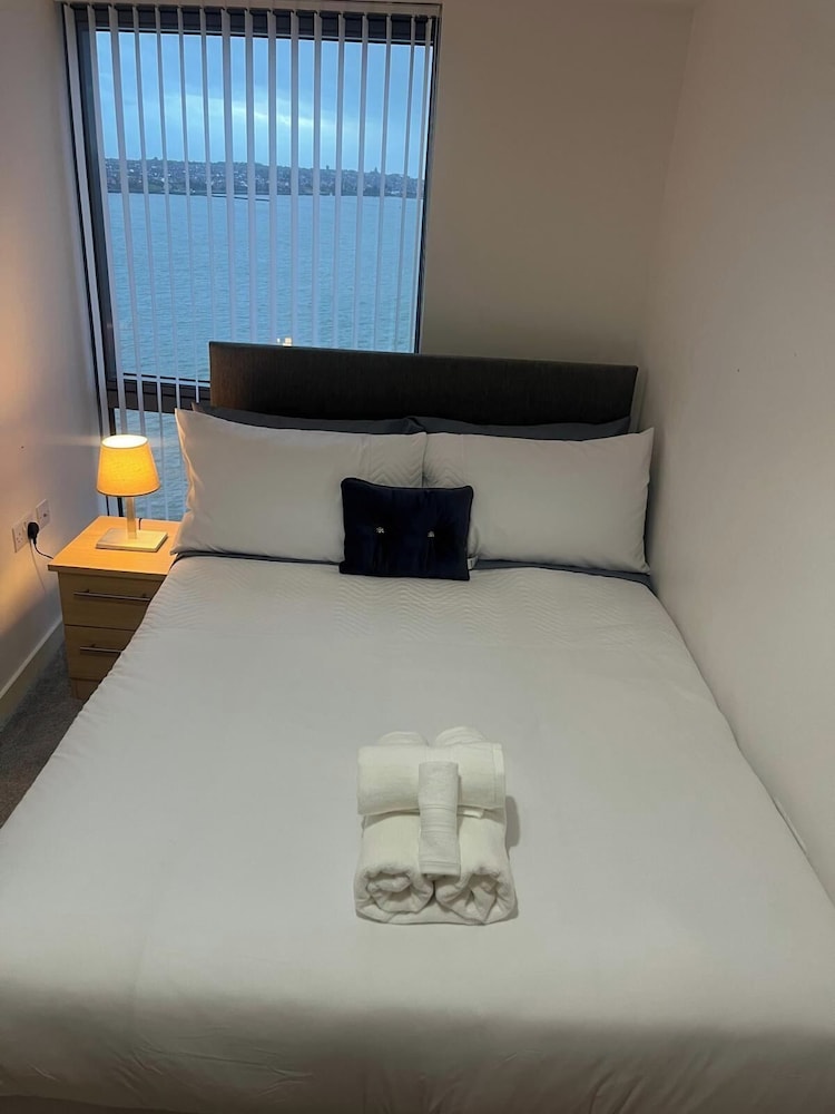 Apartmentsleeps5-city-tv-wifi-seaview