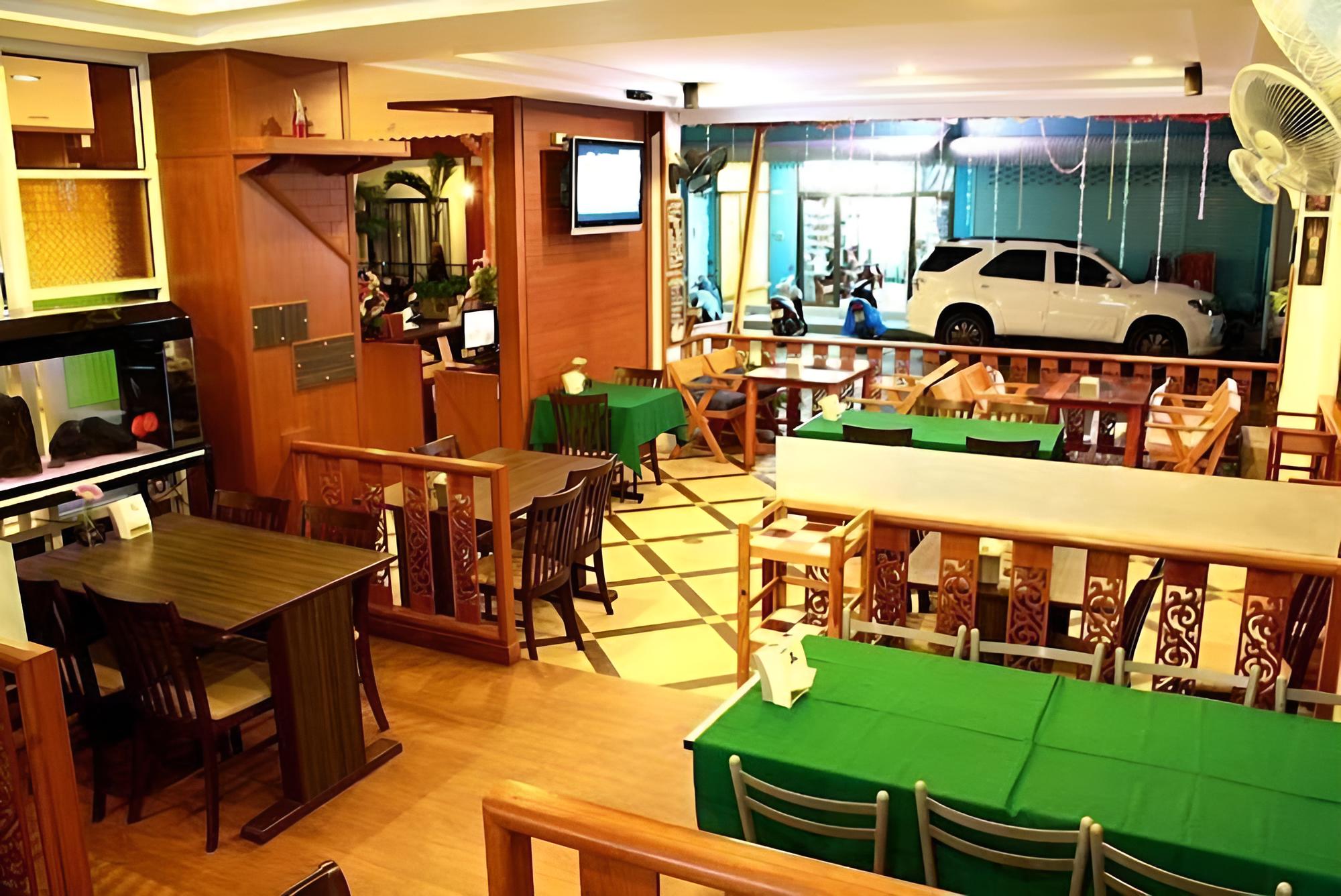 Triple Rund Place Hotel