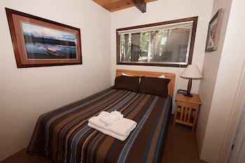 1360 Knoll Lane 3 Bedroom Home by RedAwning