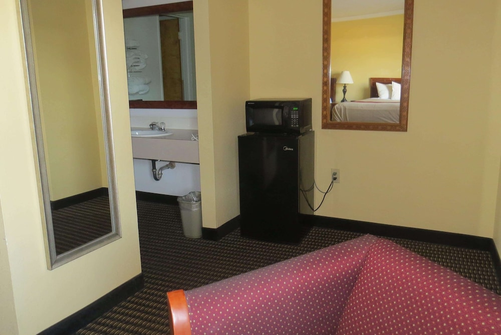 Travelodge by Wyndham Stratton view 4