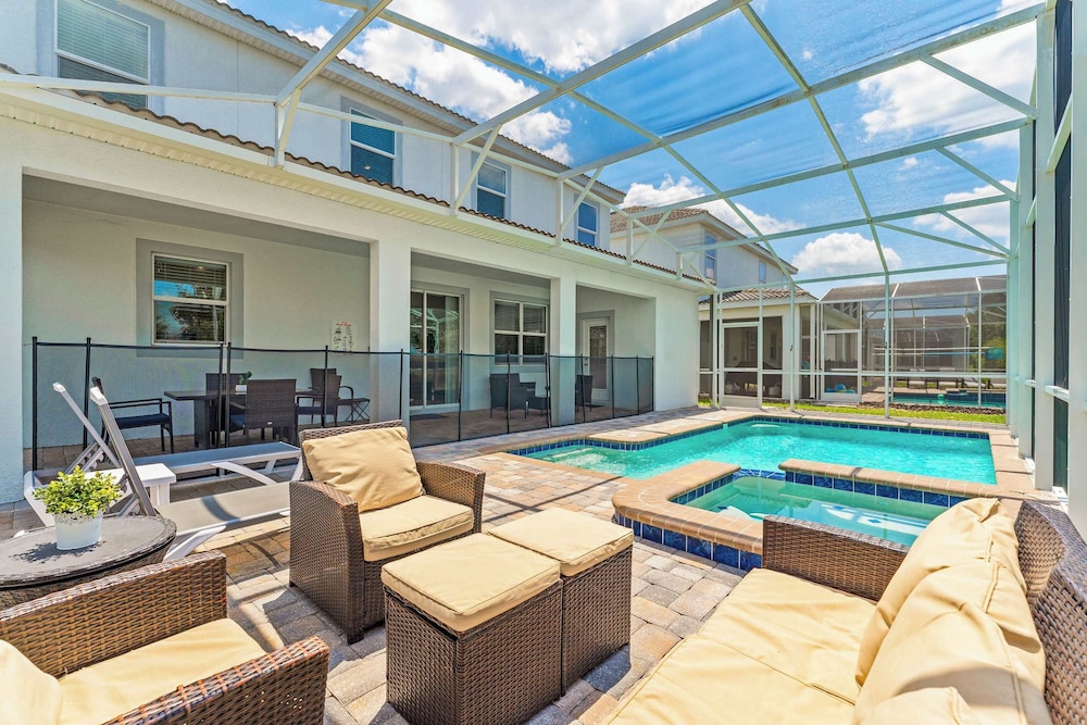 Resort Vibes At Championsgate - Home for 14 With Private Lanai
