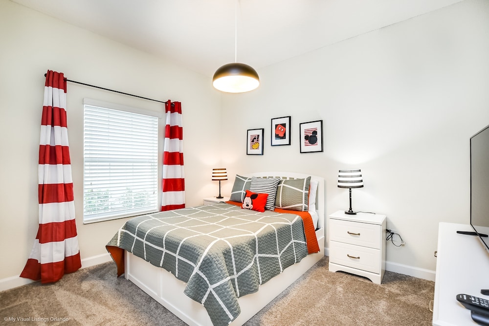 5 Bedroom 4 Bathroom Storey Lake view 5