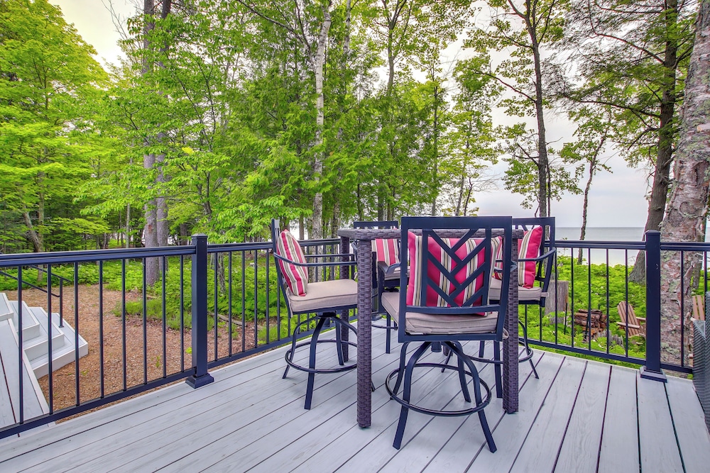 Modern Waterfront Home - 1 Mi to Cave Point Park! view 4