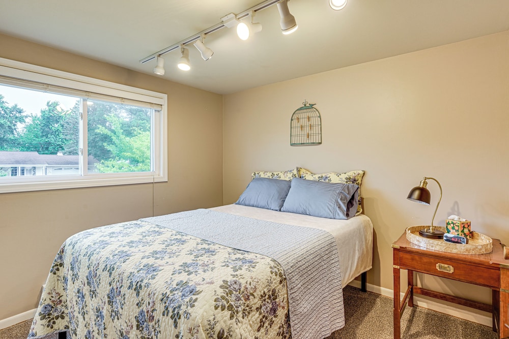 1 Mi to Dtwn: Suburban Home w/ Yard in Owosso
