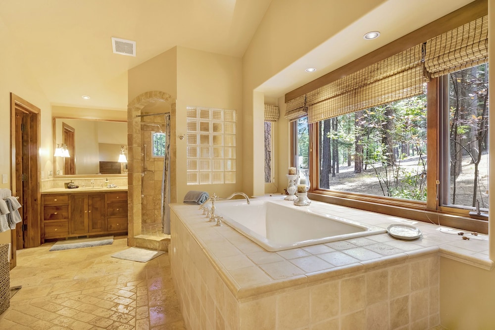 Star Haven Retreat 5 BDR Stunner!