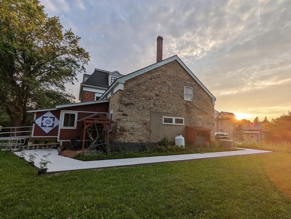 Foothills Lodge & Diner