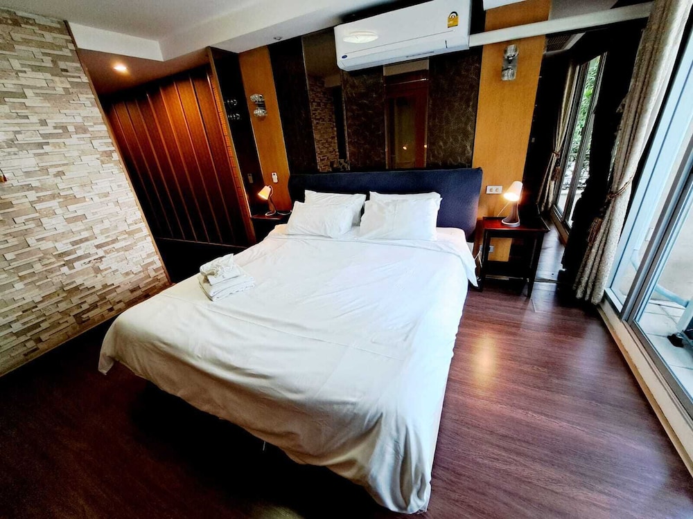 2D - 3 Bedroom Downtown Apartment With Shared Pool