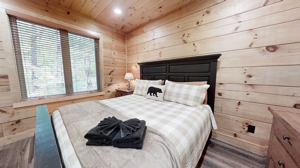 At Park's Edge 3 Bedroom Cabin by RedAwning view 4