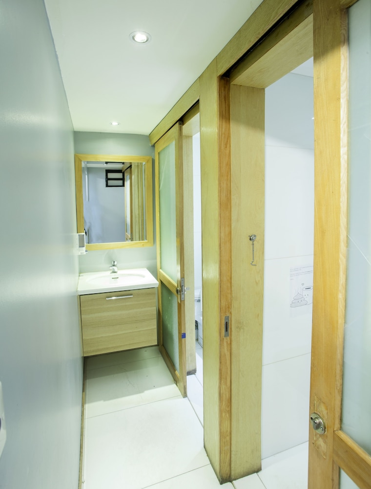 RedDoorz Hostel @ Signature Inn