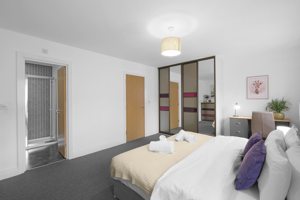 Spacious 6 Bedroom House in Denton Way