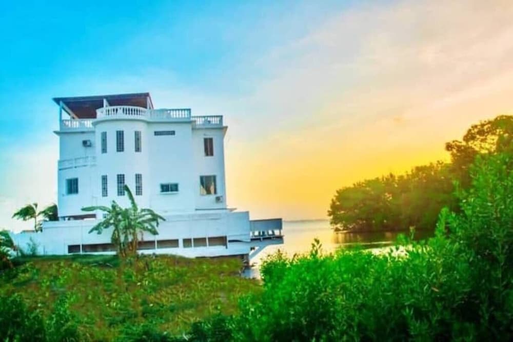 See Belize Waterside Sea View 2-bedroom Apartment w Balcony, Pool & Deck 2nd FL