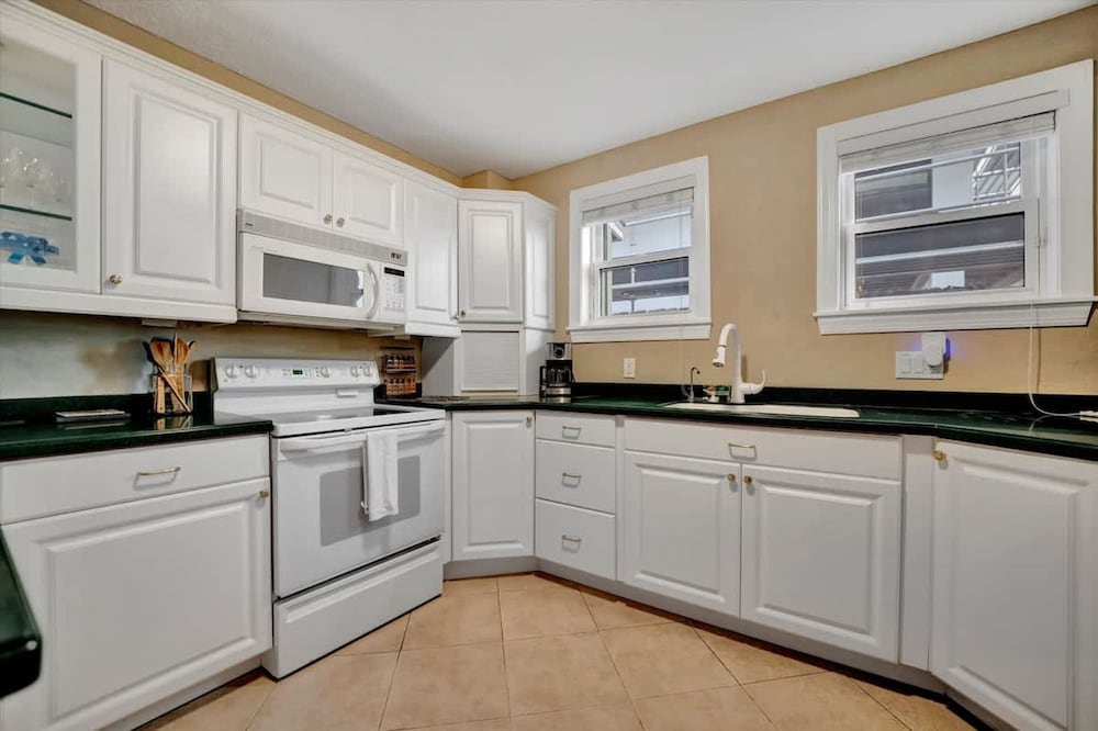 Stones Throw Beachfront Family Suite 3 Views
