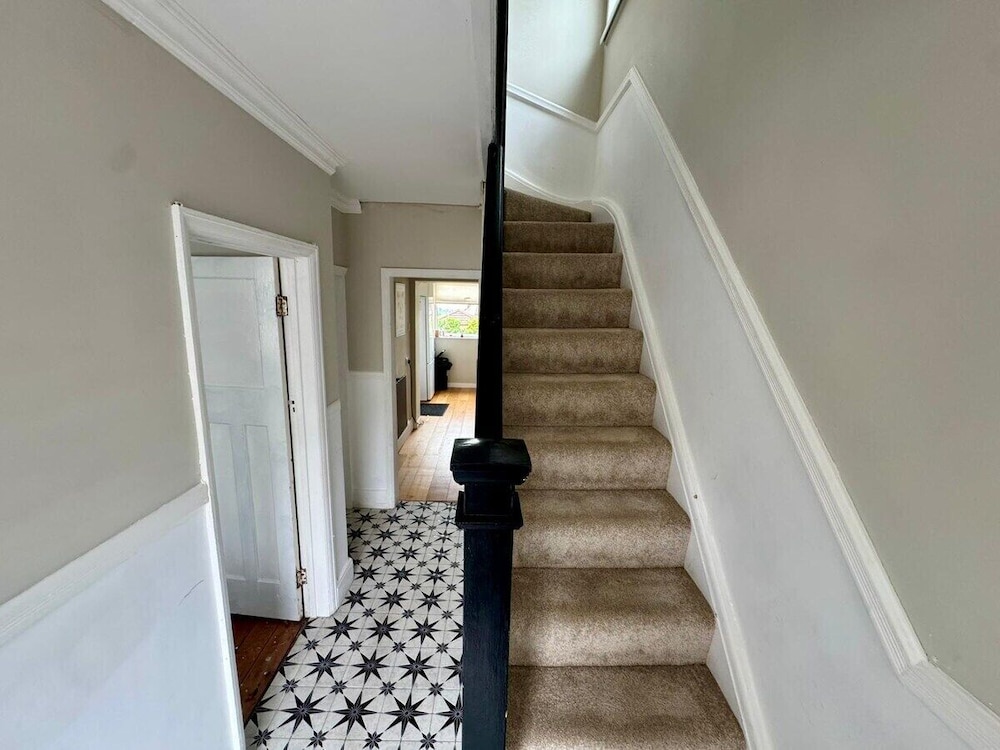 Cosy 2 Bedroom Home With Parking Near City Centre