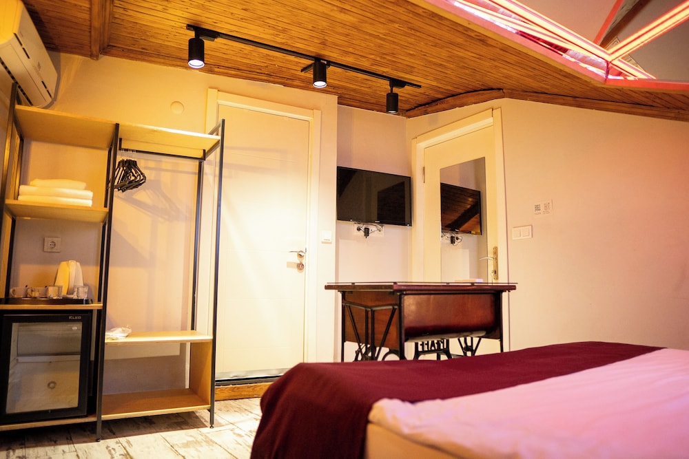 Hot Budget - Image 31