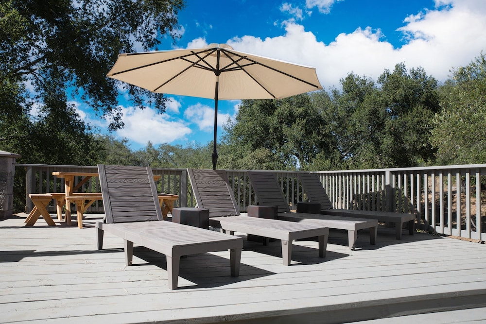 Burgundy by Avantstay Basketball Court Pool Hot Tub Outdoor Kitchen City Escape