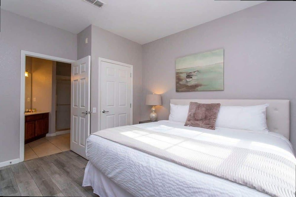 Spacious 2Bd Condo - Pool Hot Tub - Near I-drive