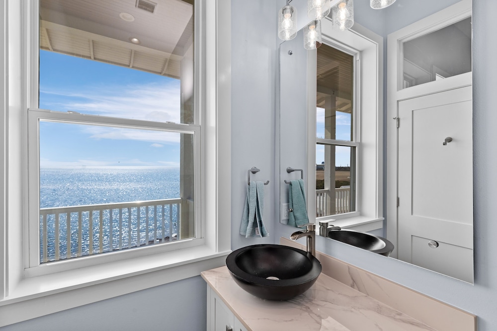 Ahh Da Sea - Waterfront, Backyard Ramp To Jetty & Laguna 3 Bedroom Home