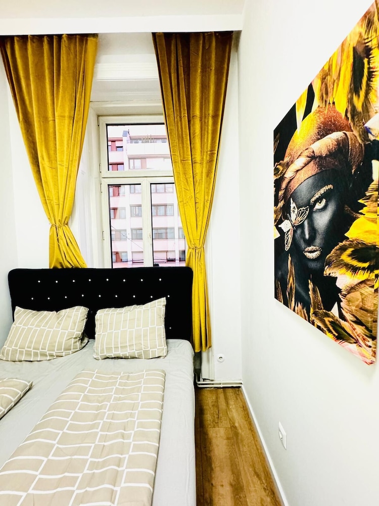 Family 9BR Apartment Near Augarten
