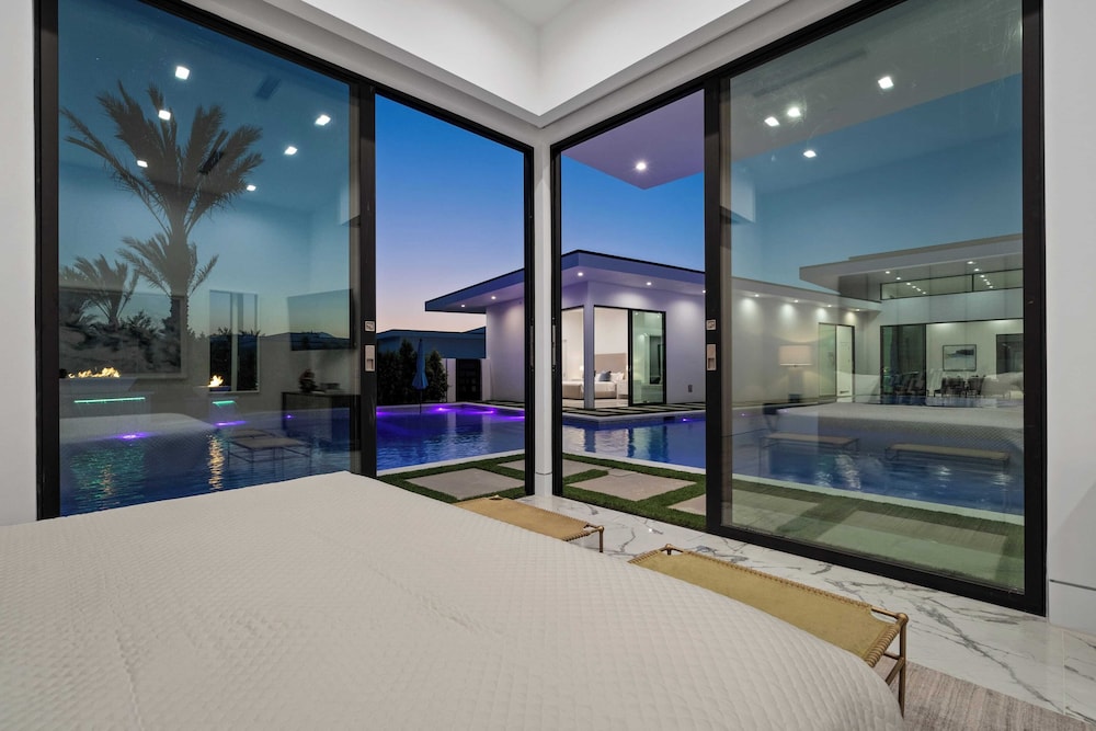 Sleeps 23 Pool, Hot Tub & Putting Green Minutes to Golf & Dining Bravo Villa #7 by Avantstay