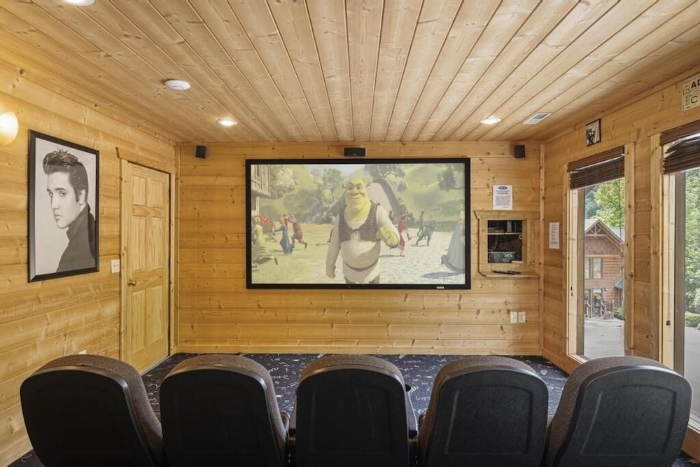 Place of the Blue Smoke - 5 Bedrooms, 5 Baths, Sleeps 16 Home by RedAwning
