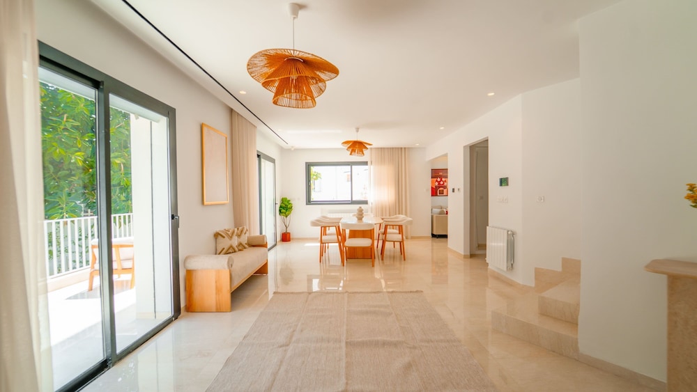 Villa Malaga Luxury for 10 in Central Marsa