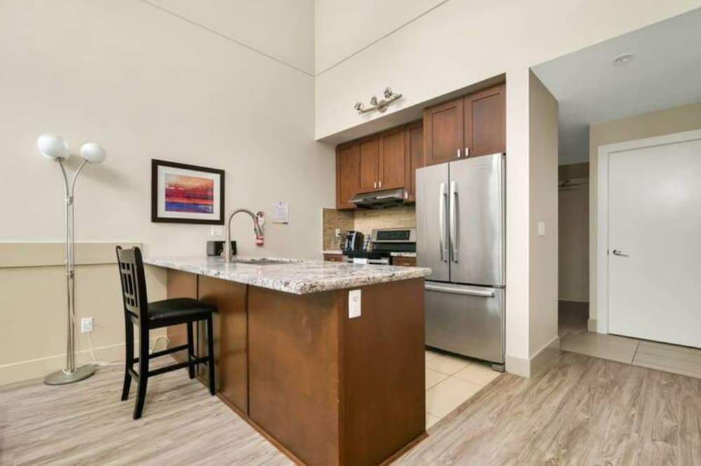 Harrison Lake Pets Welcome 3BR Suite