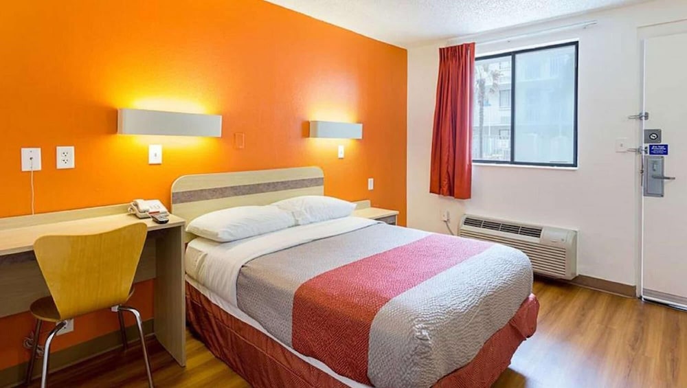 Super 6 Inn & Suites Baton Rouge