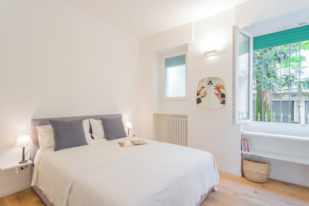 A Step From the Lake Apartment by Rent all Como