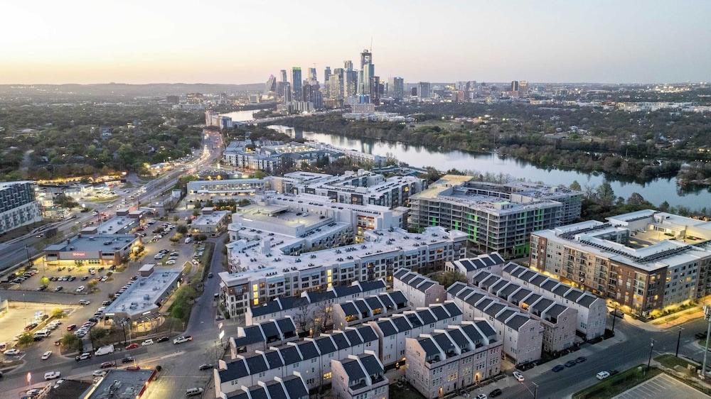 Modern Home, Private Balcony, Near Rainey & Lady Bird Lake Haus of Z