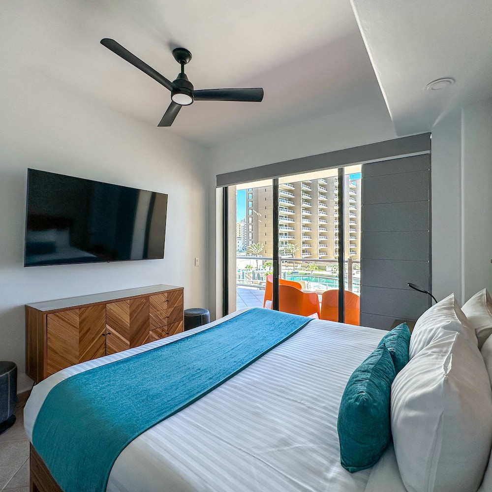 Luxury Ocean View Condo w Huge Deck