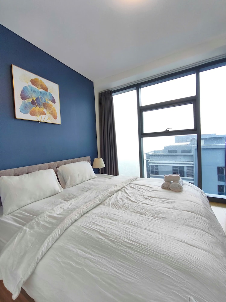 Skyway White & Silver Riverside Resident - Binh Thanh, HCM