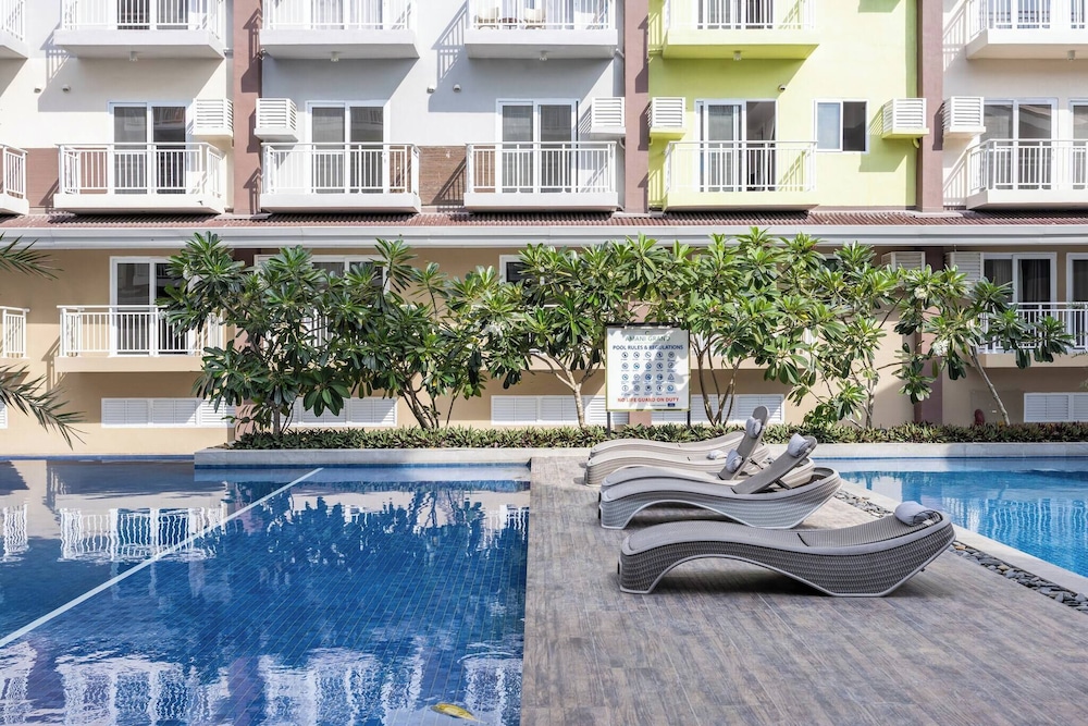 Stylish Condo 3-minutes to Airport, Poolview at Amani Grand Resort Residences
