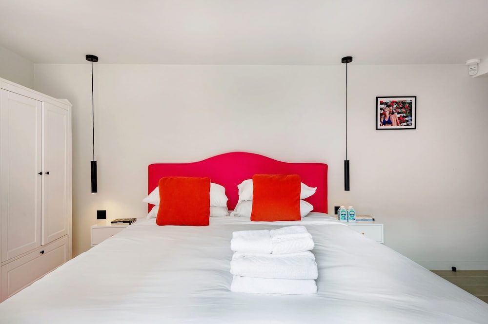 Notting Hill 2 Bed With Sauna - by Out of Office Lifestyle