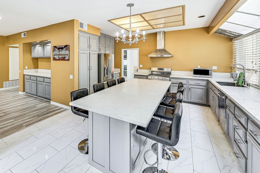 13 Mi to Dtwn Riverside: Socal Family Home!