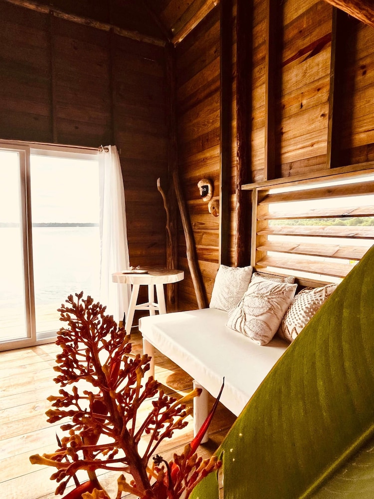 Urraca Monkey Island Eco Resort