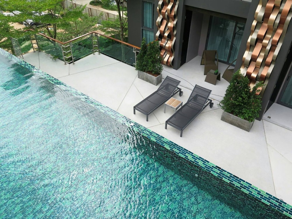 Emerald 215 - Studio With Balcony and Shared Pool